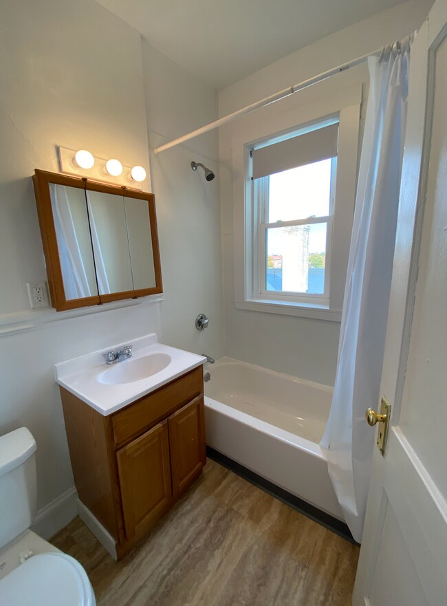 Foto del edificio - 9/1 No Fee! Split style 2BR on Comm Ave, Green Line
