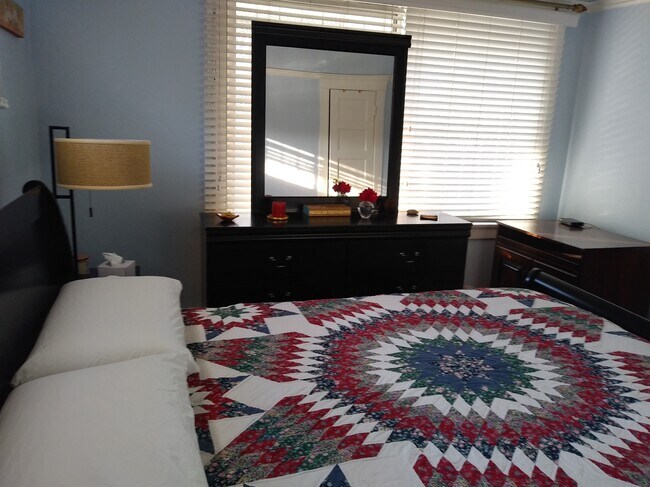 vista diferente del dormitorio - 207 W 40th Pl