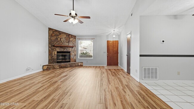 Foto del edificio - 7708 Shadow Bay Dr