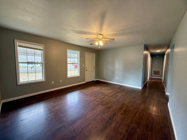 Building Photo - 3 Bedroom/1 Bathroom Home in Paragould AR - $1175/month - Section 8 Welcome!