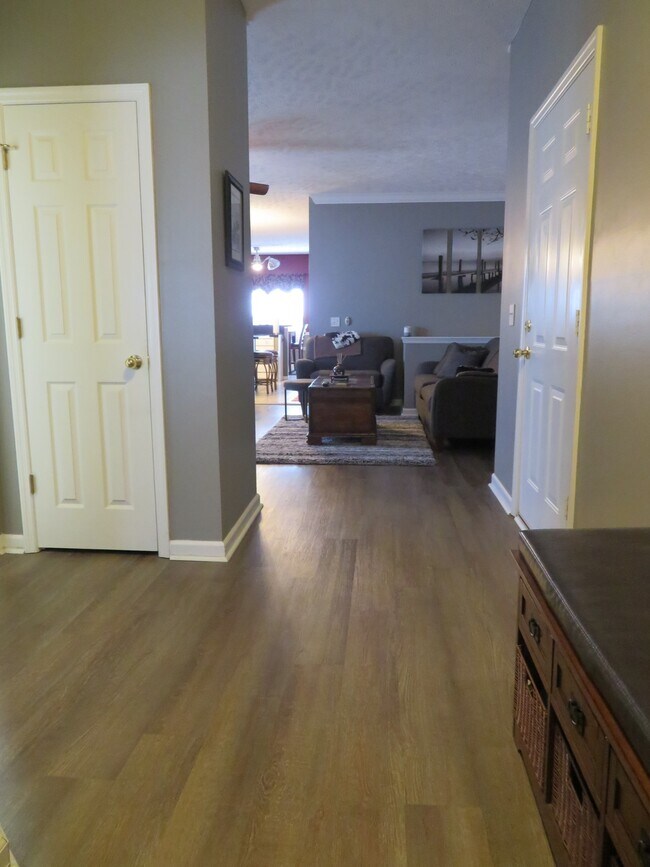 Foto del edificio - 131 Canton Ct