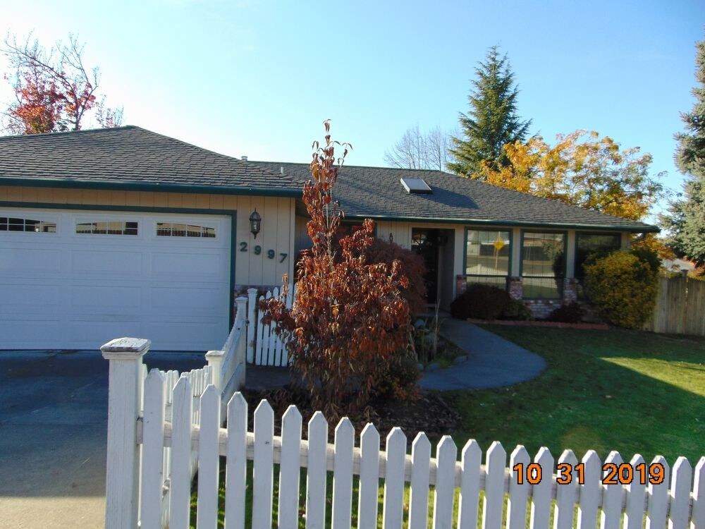 Foto principal - Northeast Medford 3-bedroom Home
