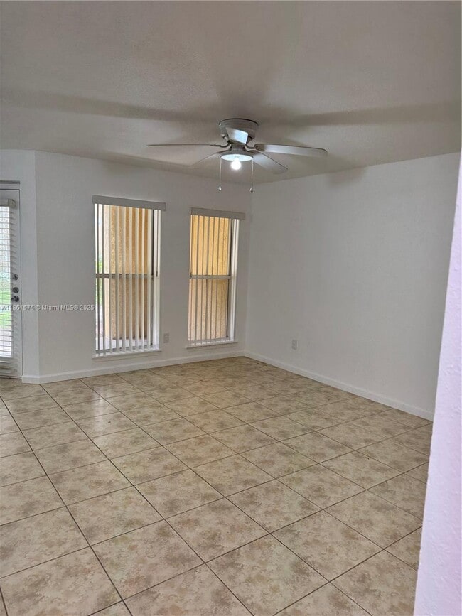 Foto del edificio - 977 Riverside Dr
