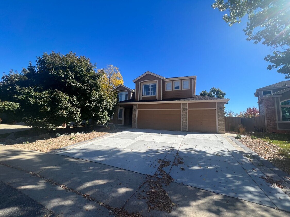 Primary Photo - Beautiful 6 Bedroom Home in Superior