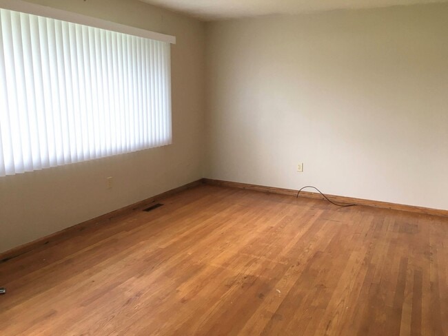 Building Photo - 2 Bedroom Brick Home in Belpre!