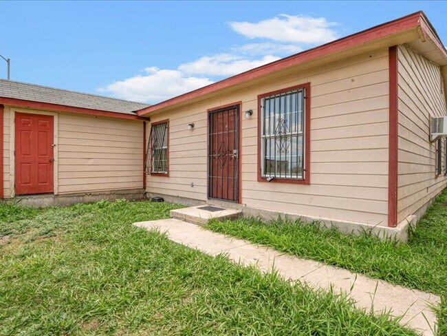 Foto del edificio - 5846 Elm Valley Dr