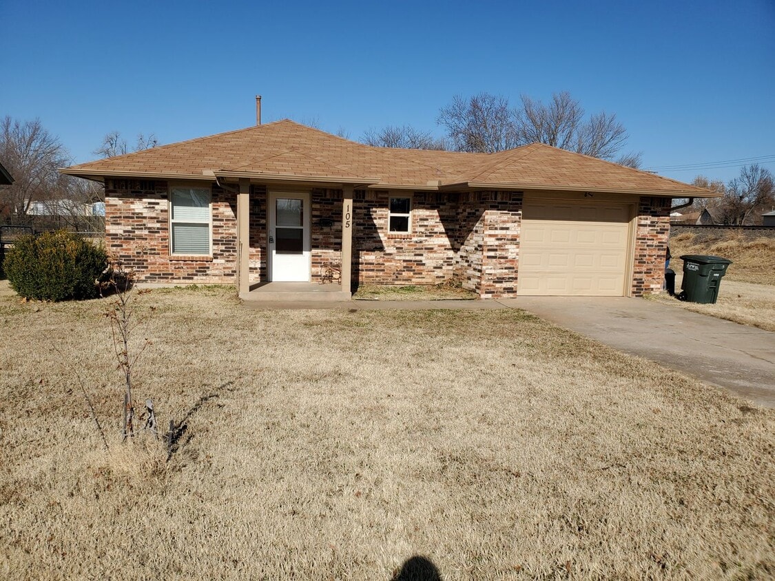 3 Bedroom, 1 bathroom house in Edmond, OK with central heat and air - 3 Bedroom, 1 bathroom house in Edmond, OK with central heat and air