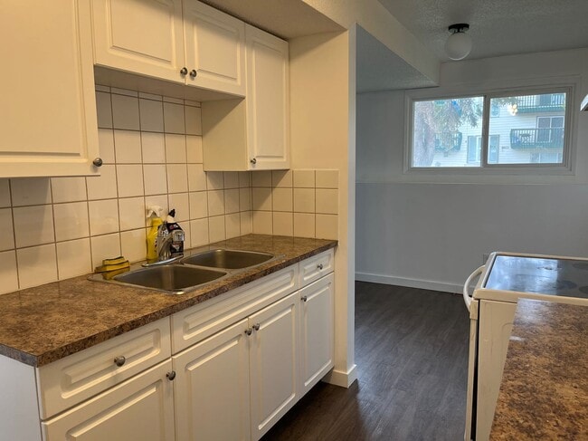 Building Photo - 3 Bed 1 Bath Unit in Red Deer, AB
