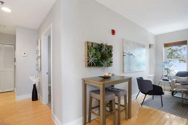 Foto del edificio - Beautiful Bloomingdale Condo with Capitol ...