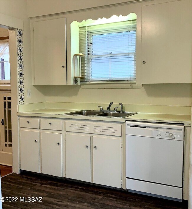 104 E 2nd St - 4