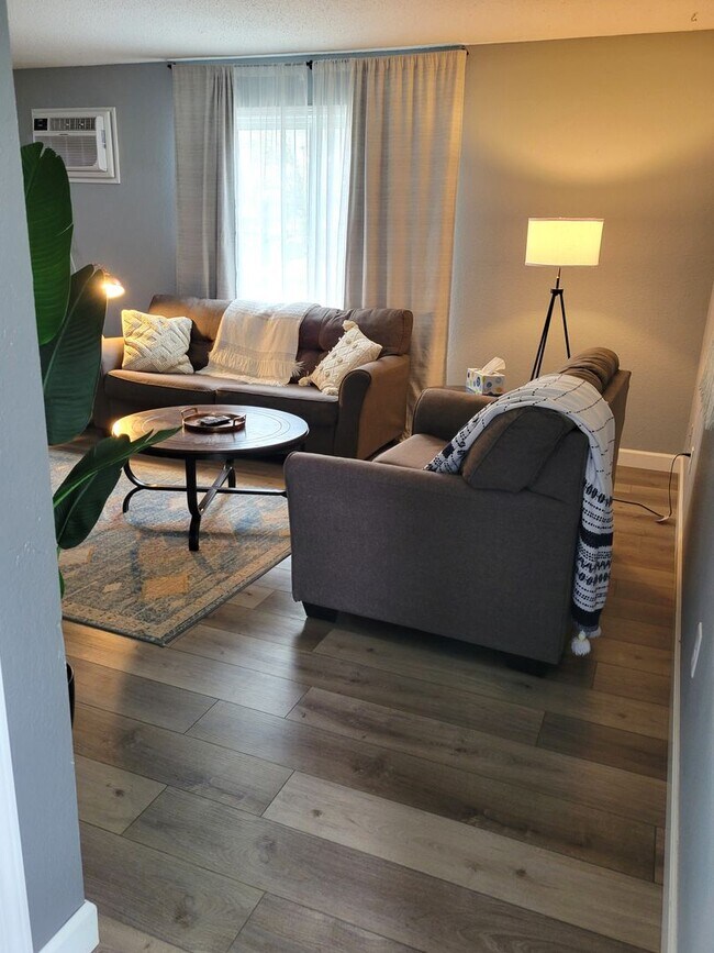 Foto del edificio - 1632 Pinewood Ln