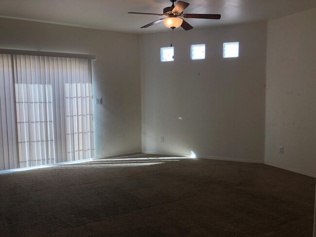 Building Photo - 3 bedroom 2 bathroom Townhome