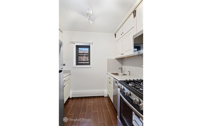 Building Photo - 301 W 110th St
