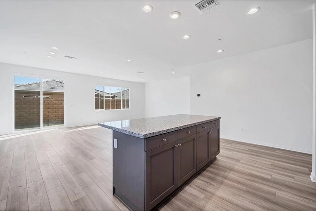 Building Photo - 3315 S Primrose Dr