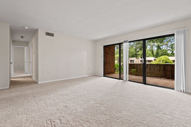 Foto del edificio - Bolinwood condo available May 1!  ! 3 beds, 2 baths in GREAT location in Chapel Hill!