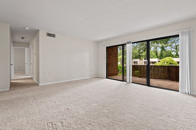 Building Photo - Bolinwood condo available May 1!  ! 3 beds, 2 baths in GREAT location in Chapel Hill!