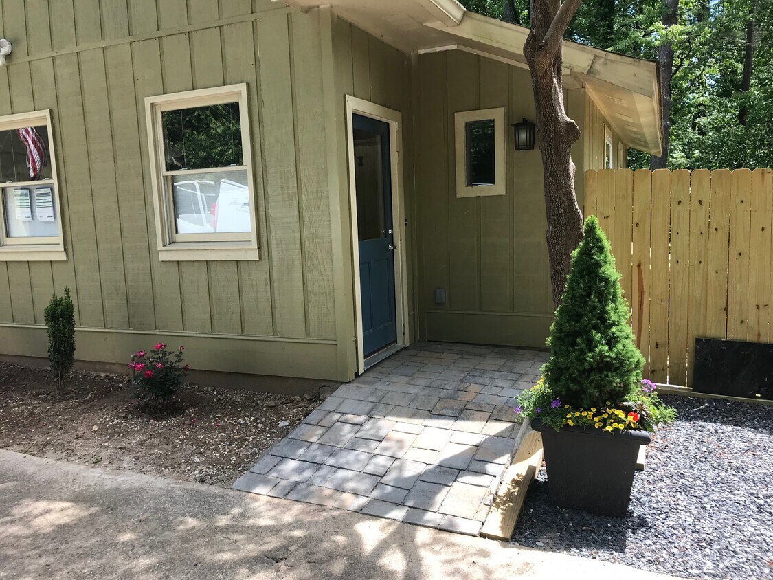 Private Entrance - 1040 Applecross Dr