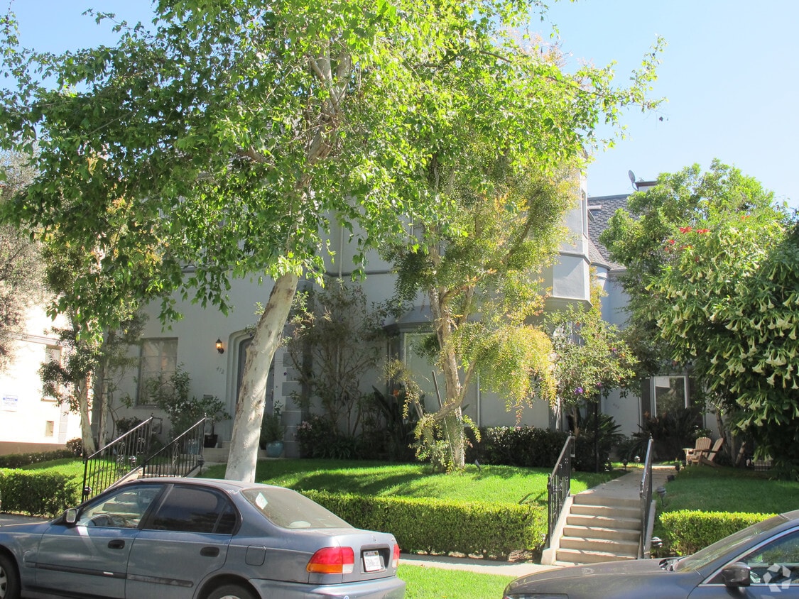 Building Photo - 408 N Sycamore Ave