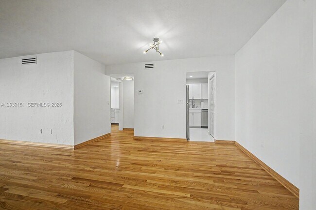Foto del edificio - 1205 Mariposa Ave