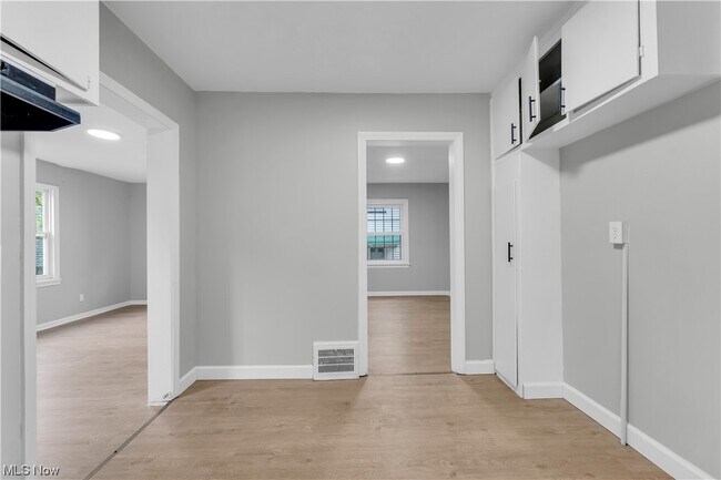 Building Photo - 16716 Stockbridge Ave