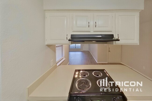 Foto del edificio - 4931 Darrow Ln
