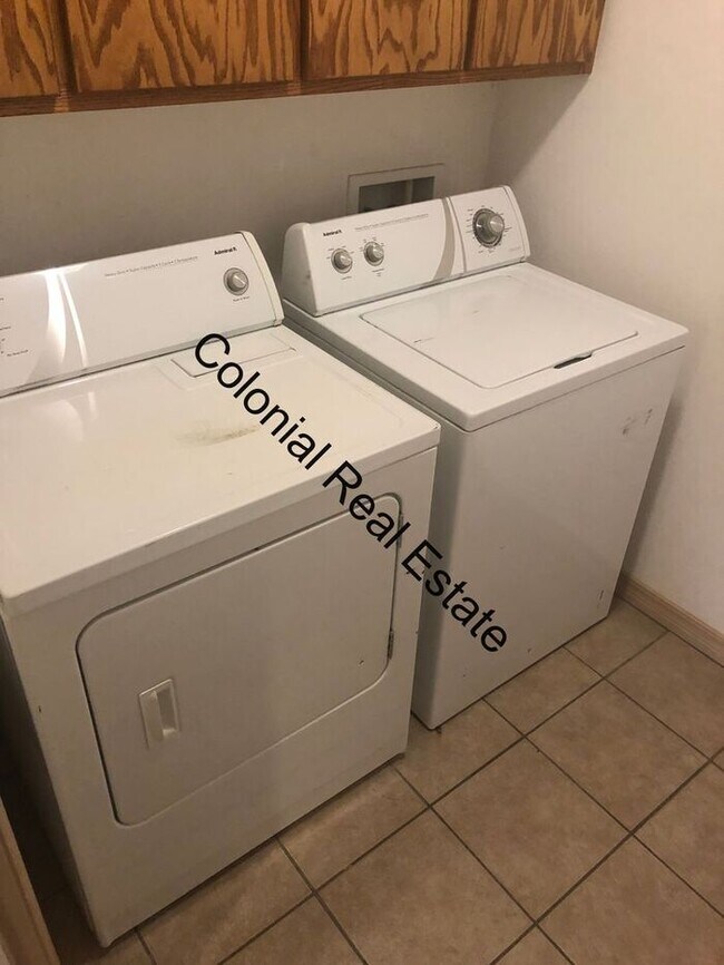 Building Photo - Spacious and updated 3 bedroom 2 bathroom ...