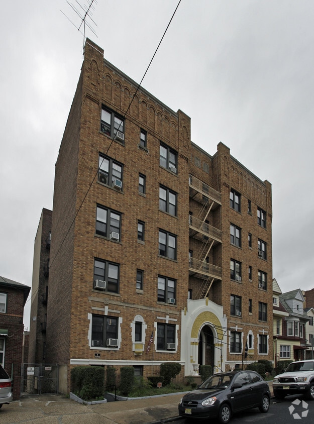 Building Photo - 107-111 Garrison Ave