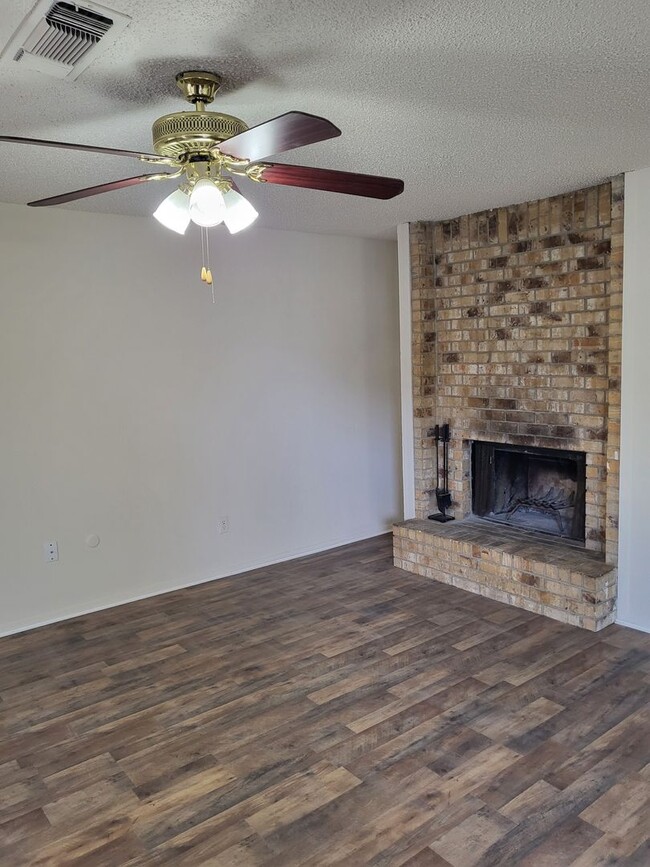 Building Photo - 525 Claire Ct