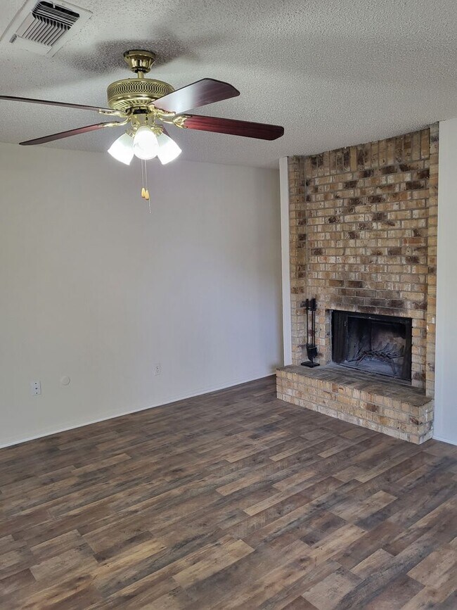 Foto del edificio - 525 Claire Ct