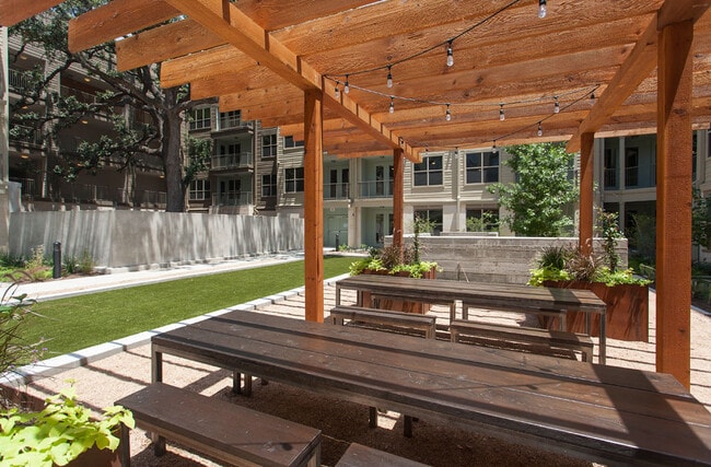 Building Photo - Urban Bliss: 1-Bedroom Apartments with Pre...