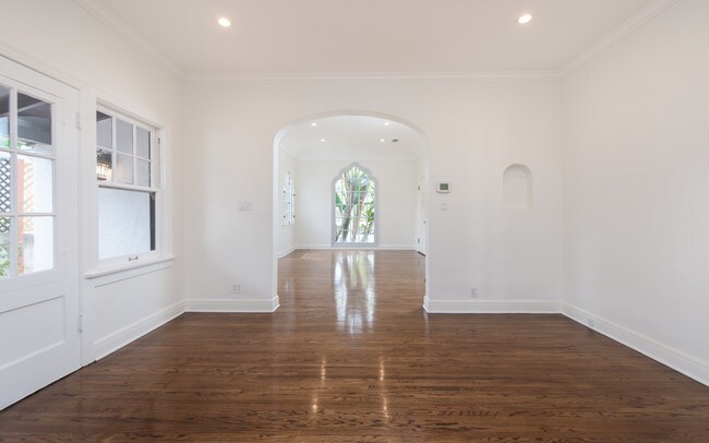 Building Photo - 448 Westmount Dr