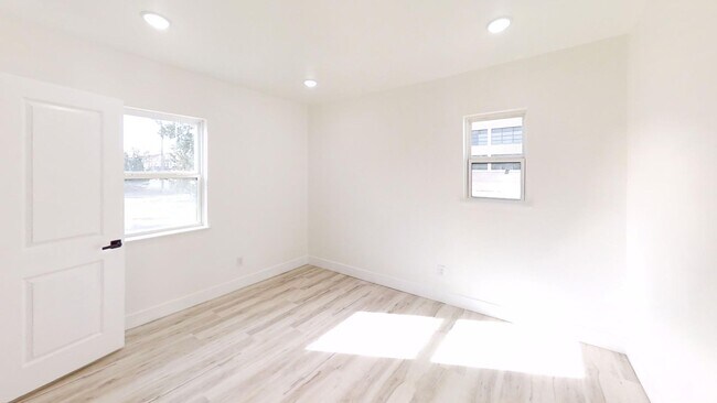 Foto del edificio - 1129 W 14th St