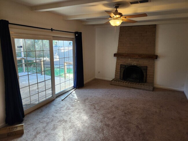 Foto del edificio - Adorable 4/2 With GREAT Backyard.  Gardene...