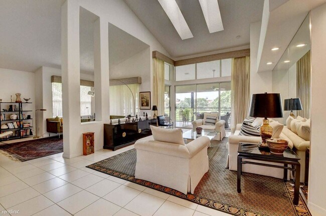 Foto del edificio - 3 br, 2.5 bath Condo - 5801 NW 24th Ave Ap...