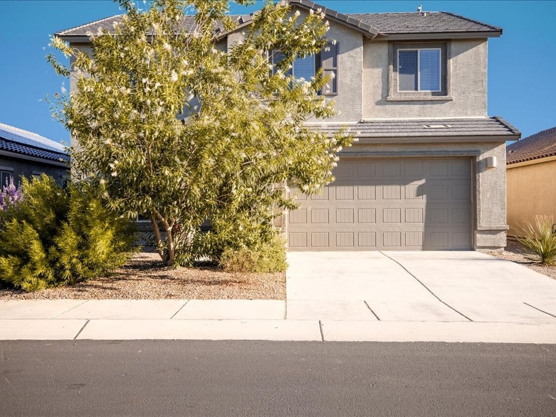 Foto principal - 2 Story-4 Bedroom 2.5 Bathroom plus Den