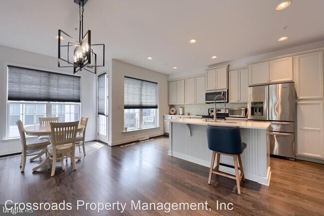 Building Photo - 2 br, 3.5 bath House - 902 Mayer Place