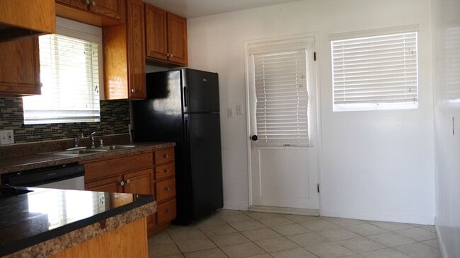 Building Photo - 2 bedrooms 2 full bathrooms duplex in El Cajon City.