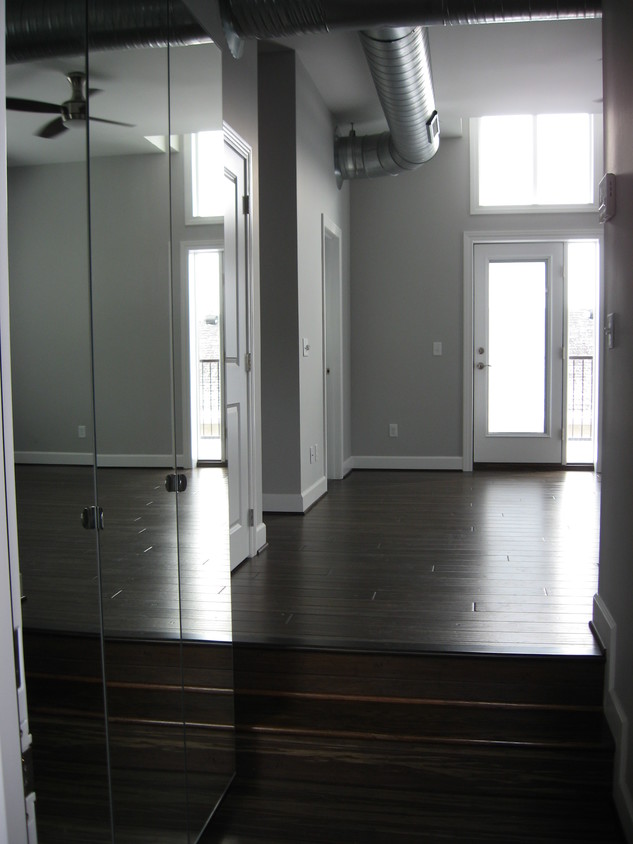Entrance with Mirror entrance cabinet - 612 S Main St