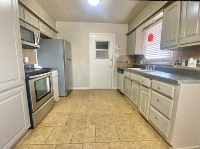 Building Photo - Great 3 bed 2bath 1 car garage now available