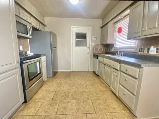 Foto del edificio - Great 3 bed 2bath 1 car garage now available