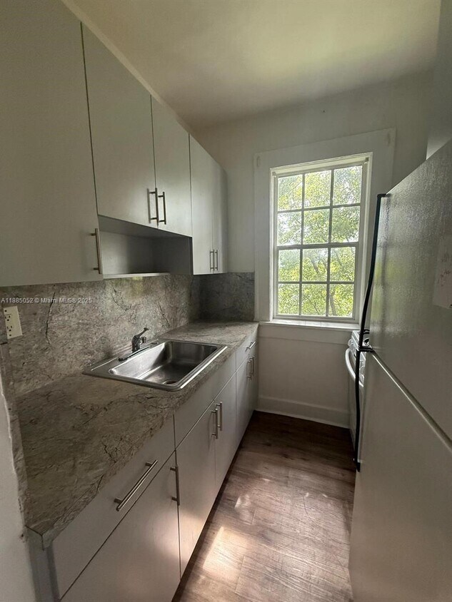 Foto principal - 236 NE 28th St