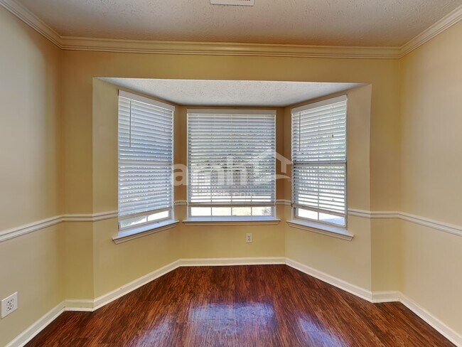 Foto del edificio - 210 Summer Hill Cir