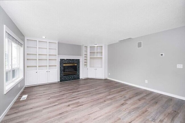 Building Photo - Stunning 4 bedroom, 2.5 bathroom home!! Must See!!