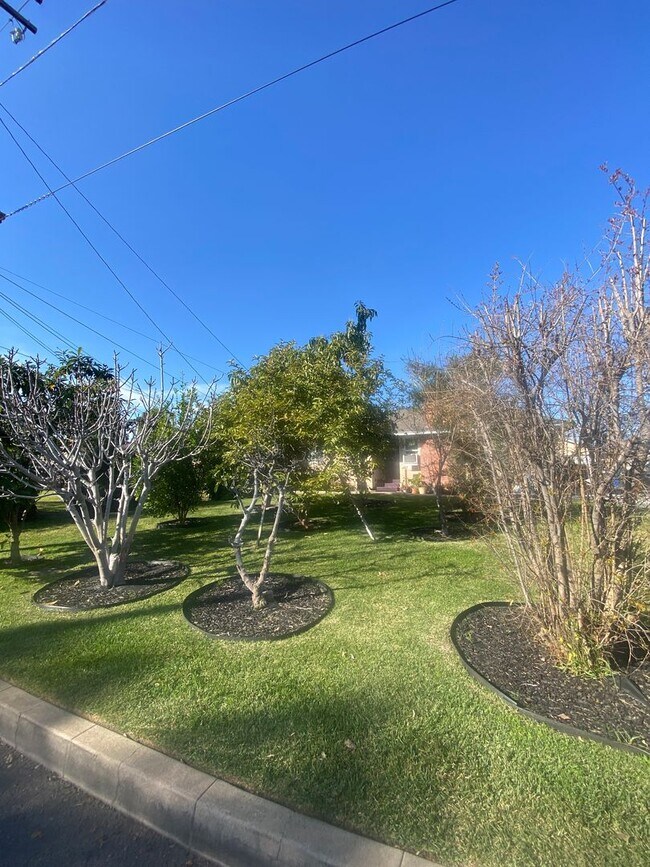 Foto del edificio - 409 E Puente St