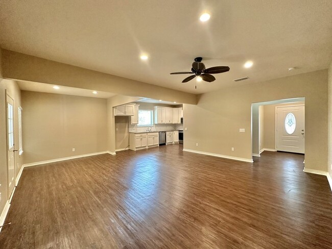 Building Photo - Exceptional 3-bedroom, 2-bathroom home in ...