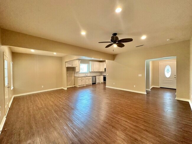 Foto del edificio - Exceptional 3-bedroom, 2-bathroom home in ...