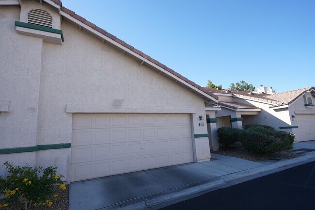 Foto del edificio - SHOWINGS AVAILABLE NOW