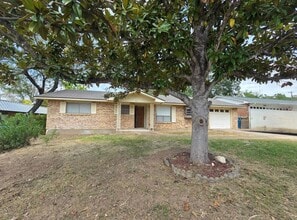 Building Photo - 704 Arrow Ln