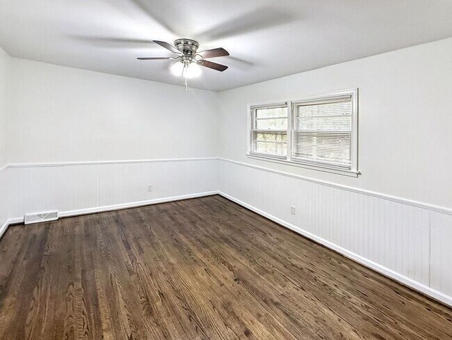 Foto del edificio - 328 Robertson Ave