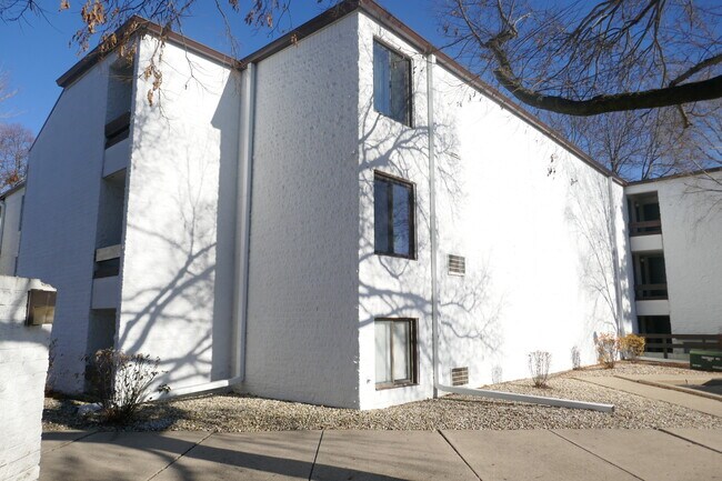 Building Photo - 358 W Miner St